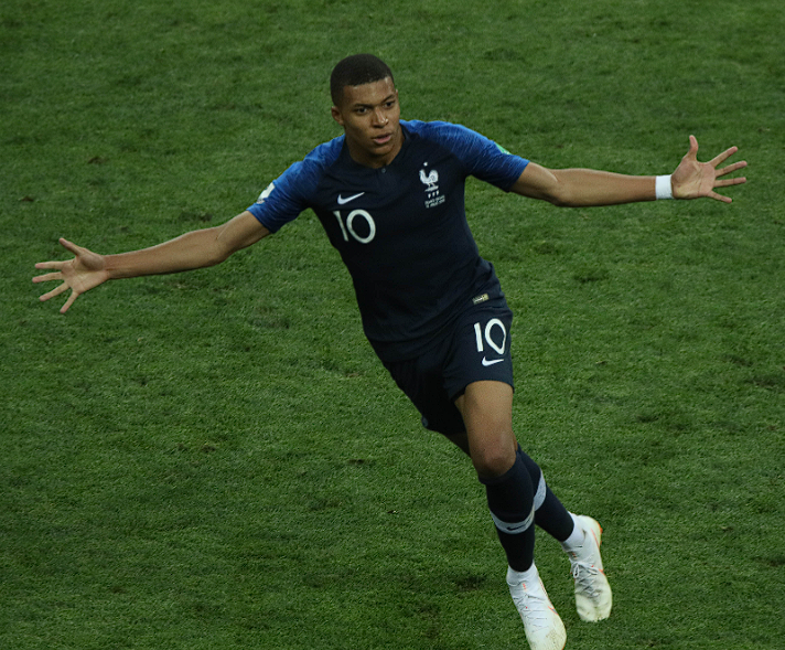 姆巴佩伯纳乌贵宾室加冕：首获欧洲金靴，续写<a href='https://byqcxy.com/news/tag/286.html' style='color: blue;'>皇马</a>传奇新篇