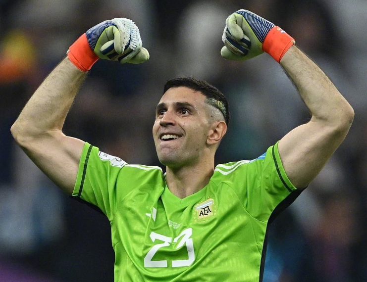 观点交锋:马丁内斯转会曼联失败后的未来走向探讨