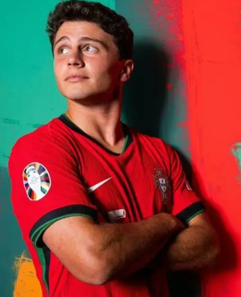 若昂 - 内维斯国家队新闻发布会:畅谈多话题,展现职业态度