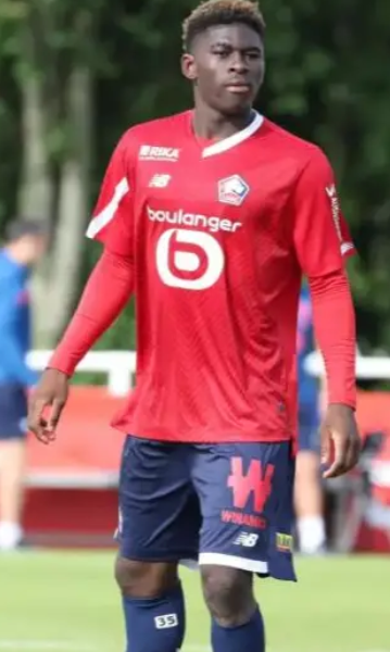 曼联中场引援新动态:巴莱巴与若昂·戈麦斯的潜在选择